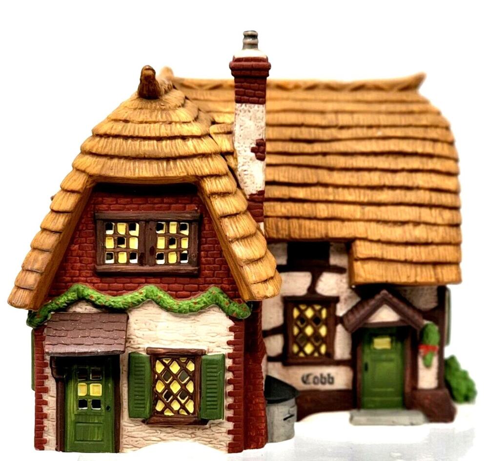 Department 56 Dickens Village Heritage Collection Cobb Cottage 58246 W/ LIGHT